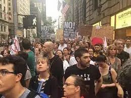 纽约爆发万人抗议游行高喊“特朗普下台”_手机新浪网