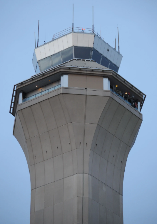 纽瓦克机场混乱加剧！空管因压力太大 申请45天带薪“精神创伤假”