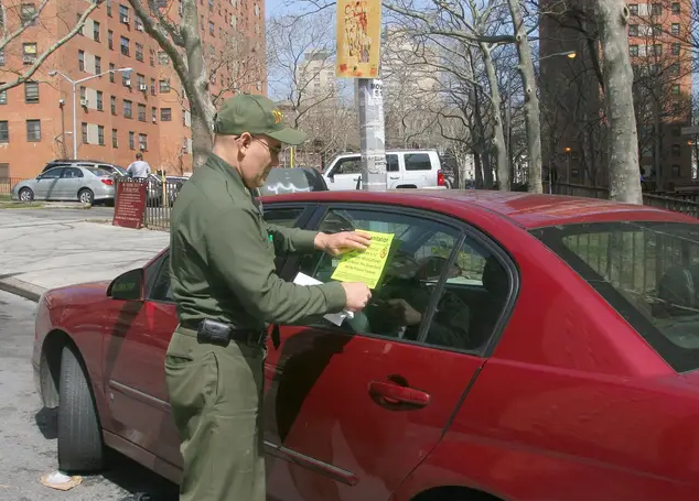 比罚款有效！纽约市议员提议 对不遵守“换边停车”司机贴羞辱贴纸