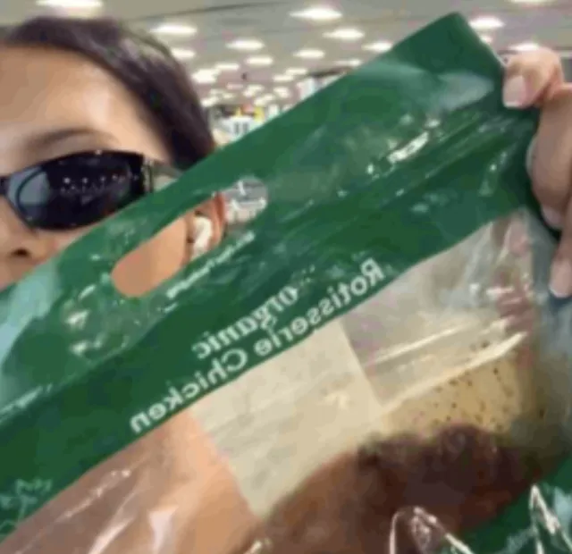 纽约女子带整只烤鸡上飞机被拦：没它我会焦虑！新泽西安检人员竟同意了