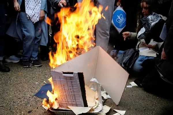 哥大毕业生焚烧文凭吁释放挺巴示威领袖| 中國報China Press