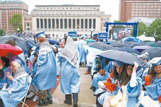 哥大畢業禮場外爆反以示威| 星島日報
