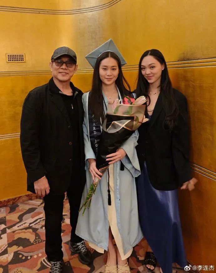 难以掩饰的喜悦，李连杰在美国高光时刻，小女儿毕业啦~~