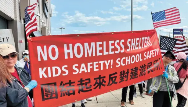 纽约千人大游行，华人高举标语血泪控诉：再不反抗房子都要被抢走！