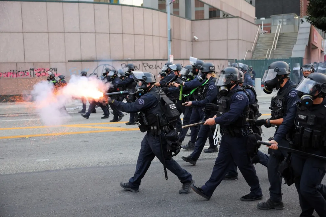 警告！ICE扫荡非法移民「引发暴乱」警车遭围攻+碰瓷！多地抗议变打砸！