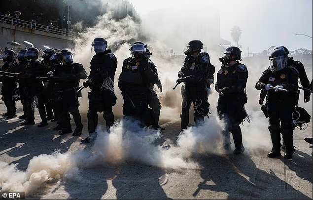 突发！洛杉矶爆发零元购，2000国民警卫队进入！熟悉的一幕重演！