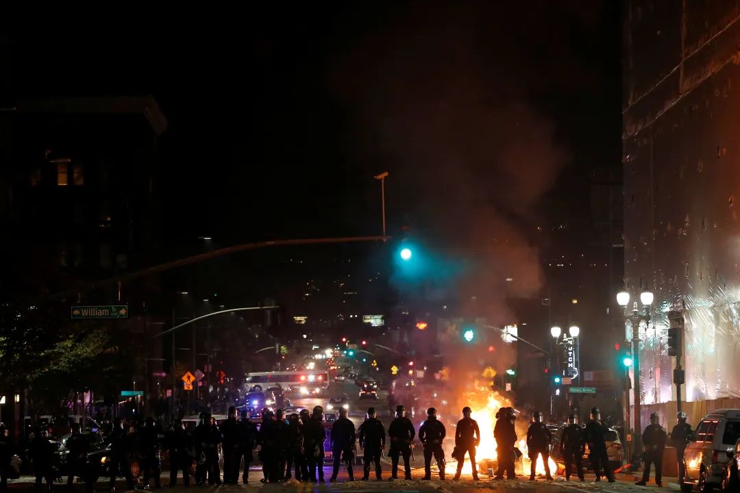 全美30城市行动！民众纷上街头，德州等地爆非法移民抗议！加州正式提告川普