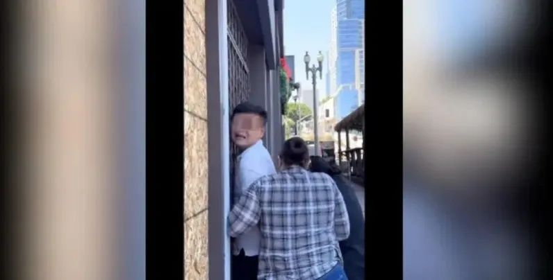 洛杉矶华人当街被绑！5名“ICE”便衣暴力抓人，男子全程喊救命，网友：这合法吗？！