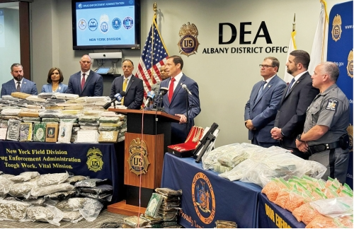 18个月卧底行动收网！纽约华裔男涉跨国贩毒，缴获毒品可铺满篮球场
