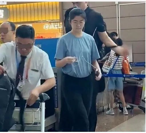 姚明父女最新同框 15岁姚沁蕾逼近2米高