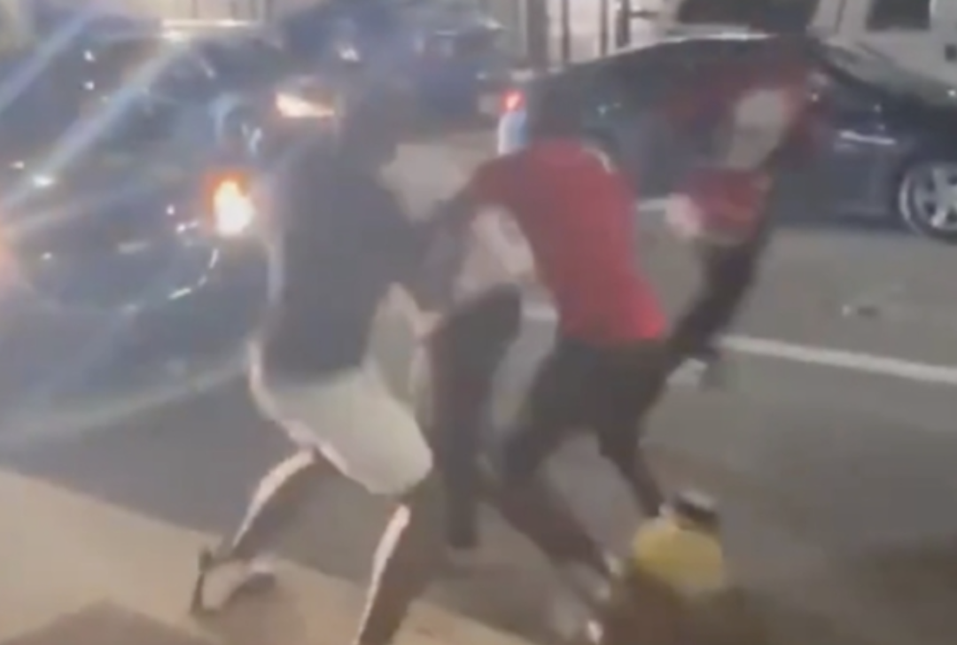 不是“种族问题”？这起白人遭黑人围殴事件为何引爆网络、主流却集体失语？