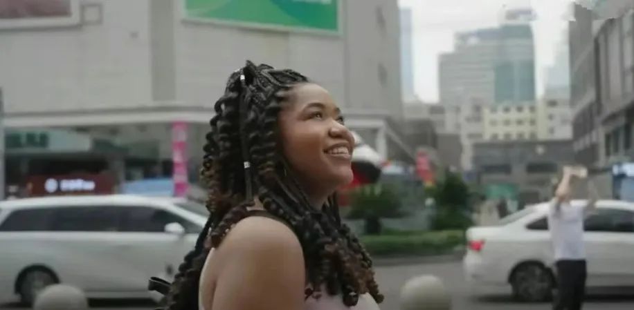 非裔女子自爆从纽约搬到中国，年入仅$3万却活得更自在。