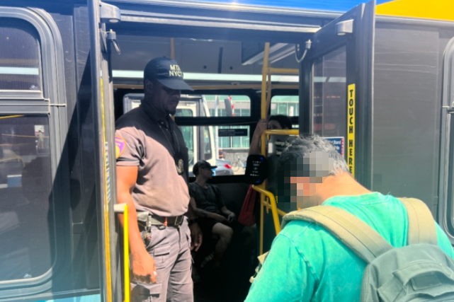 切勿侥幸！警察法拉盛中心查逃票 华男被开黄色罚单 有人被当场戴上手铐