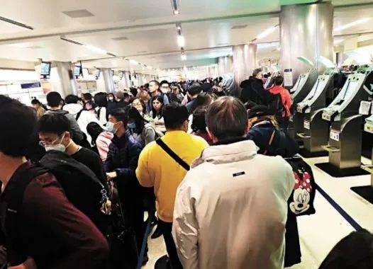 重磅！被关“小黑屋”全是华人？华人绿卡入境有人秒过、有人进小黑屋 关键是…