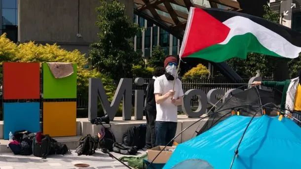美国微软总部又出大事了！Logo标志被泼油漆，18人遭逮捕。