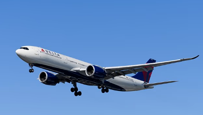 乘客指控因替2岁的儿子要水喝，竟遭空服员当众掌掴，达美航空面临950万美元诉讼