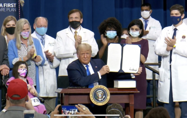 好消息！特朗普推出低价医保新政，美国家庭年省数千美元