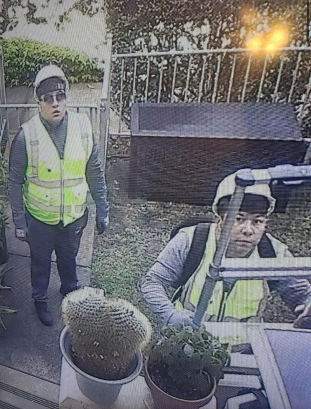 太嚣张了！硅谷华裔家庭遭入室2楼盗窃，屋主就坐在一楼