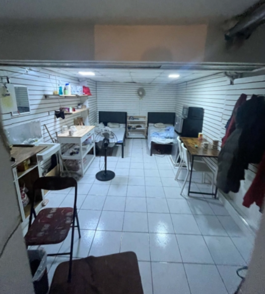 华人住在这样的地下室！疑似“床位旅馆”曝光，到处是杂物，门外是“赌场”