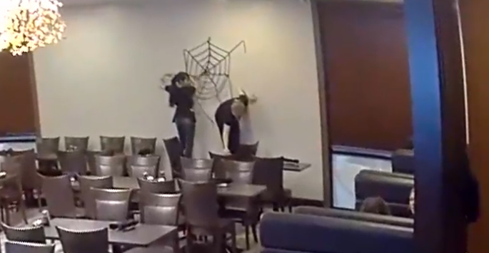 这家中餐馆差点出事！顾客突发“要命”意外 17岁企台女反应超快冲过去……