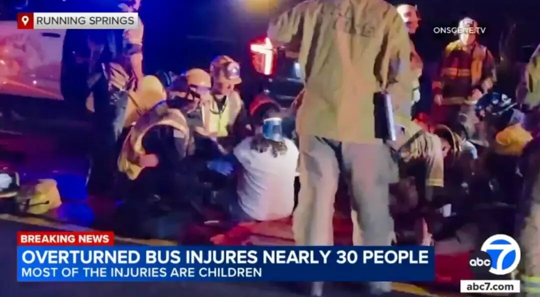载有36人的巴士在加州高速翻覆！19人送医，3名青少年伤势严重