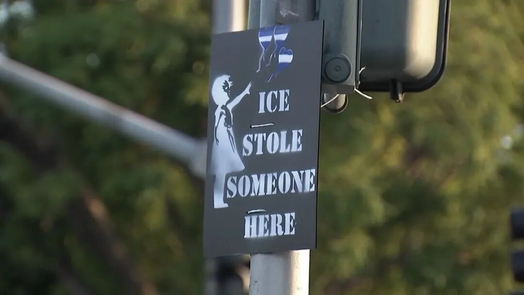 “ICE在这里偷人！”近期ICE天天突袭南加这个城市，居民贴标语警告