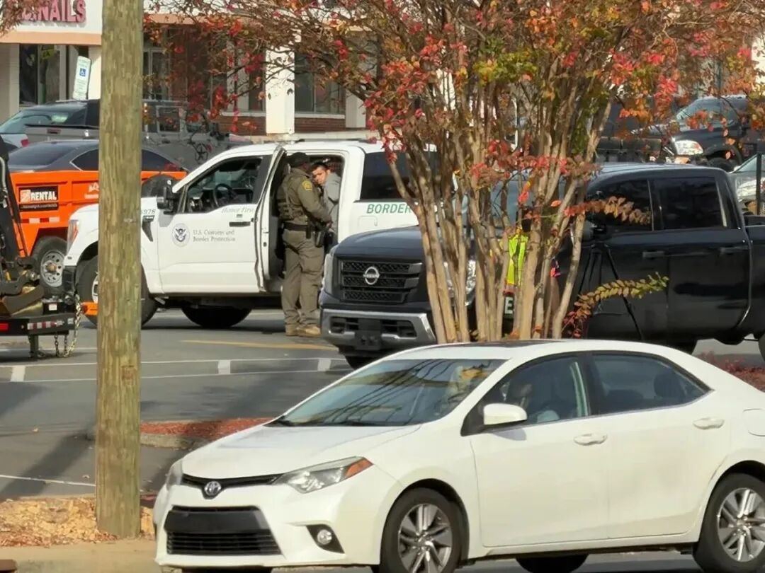 突发！ICE下一个重点目标是这里，一天逮捕81人！沿街清查，民众四散奔逃...
