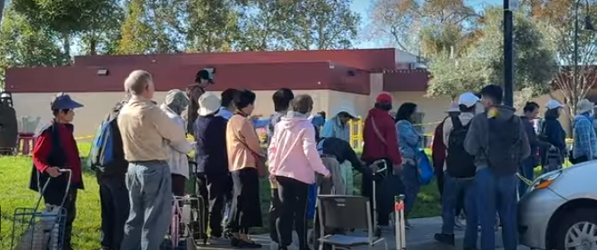 震撼！洛杉矶华人区清晨大排长龙，数百人排队领免费食物：有老人凌晨4点就出门