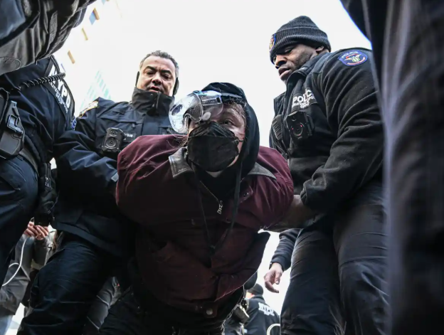 ICE纽约唐人街执法，NYPD警察竟为其“开路”！倡导者与官员要求调查