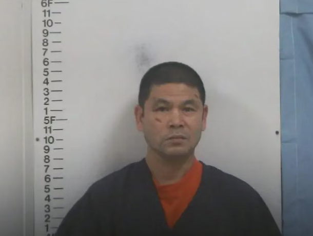 非法入境却拿到驾照？华男刷视频开大巴致多人死伤，引发全美争议