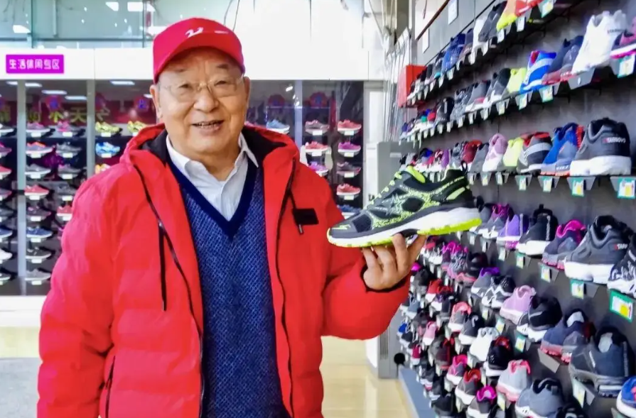 84岁中国鞋王与儿子断绝关系：称不能让“美国身份的人”接班