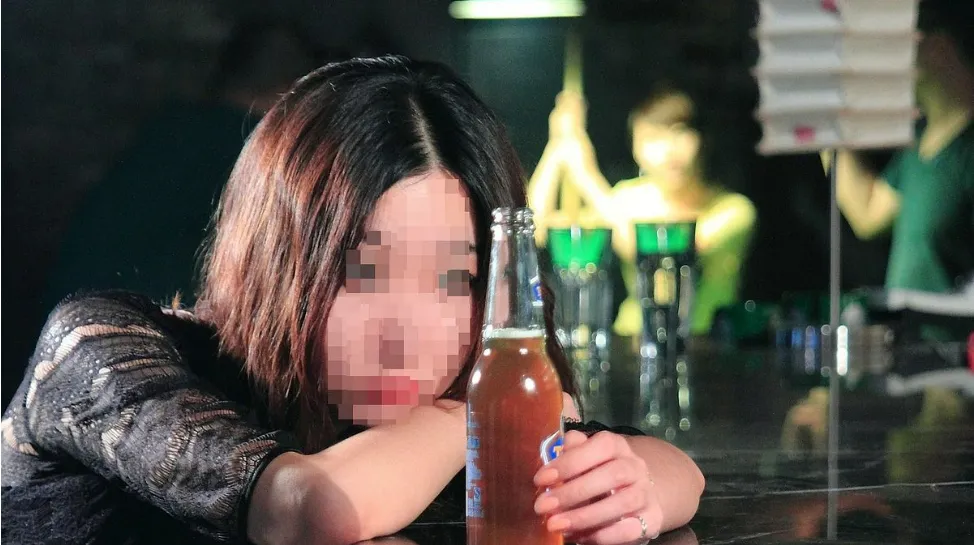 手机成“破绽”！女子免签赴美从事陪唱被拒入境