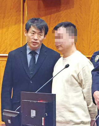 残忍！法拉盛华女卖Y被捅10刀割喉；BK杀人华男出庭，称在牢里被打断腿