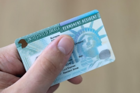 华人注意！2026绿卡持有者面临多重限制：离美旅行遭严控，一类绿卡还要面临“查岗”