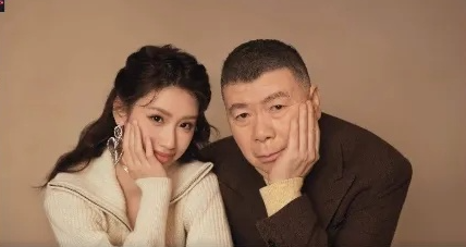 冯小刚夫妇现身洛杉矶！开特斯拉当司机、逛华人超市买菜包饺子，生活太真实