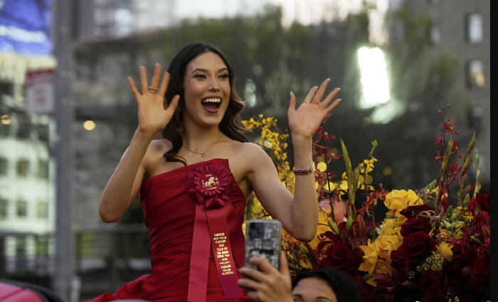 谷爱凌返回美国，担任农历新年花车巡游总指挥，被称“旧金山的骄傲”