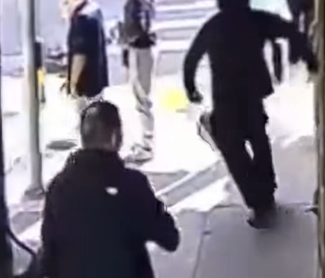 旧金山唐人街突发血案：华人等红灯被捅倒地，旁边店员拿“速冻饺子”救命