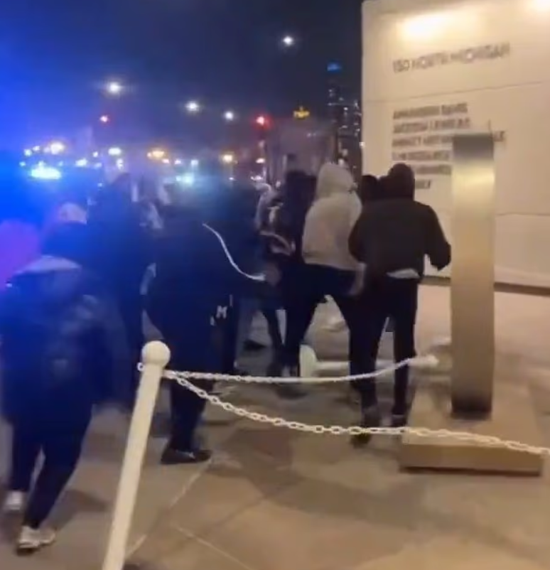 芝加哥宣布宵禁！数百青少年深夜接管市中心，当街围殴路人、砸车！市长管不了