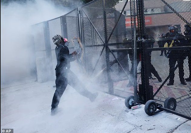 全美抗议升级！水泥块砸向警察、催泪弹弥漫街头，多地爆发正面对抗