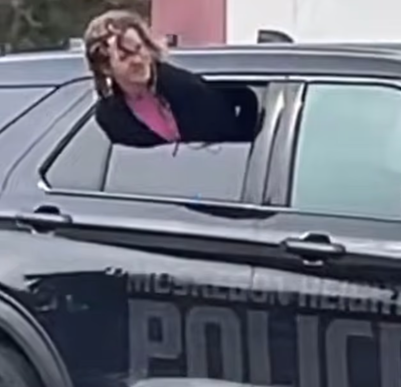 太离谱了：美国一女子戴着手铐从警车里钻出来，网友直呼像练过缩骨功