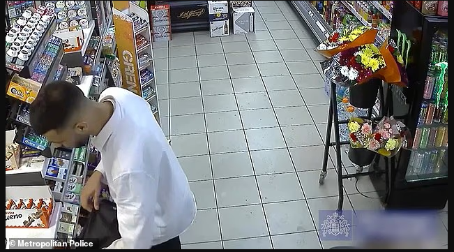 签证过期后流落街头，一名男子顺手偷走手袋，没想到里面竟装着数百万珍宝