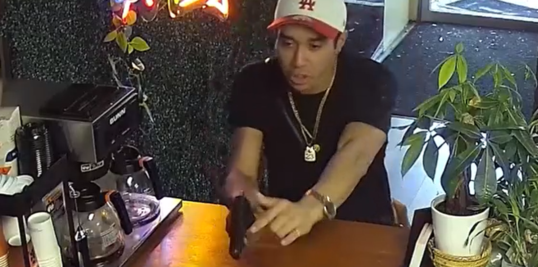 点完餐就跑了！华人小心 他持枪在餐馆抢劫 还没抓到 淡定姐一旁低头看手机 老板以为自己完了