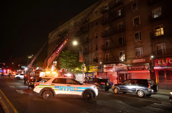深夜突发！皇后区公寓楼凌晨起火，1人伤重身亡、2人受伤，包括一名消防员