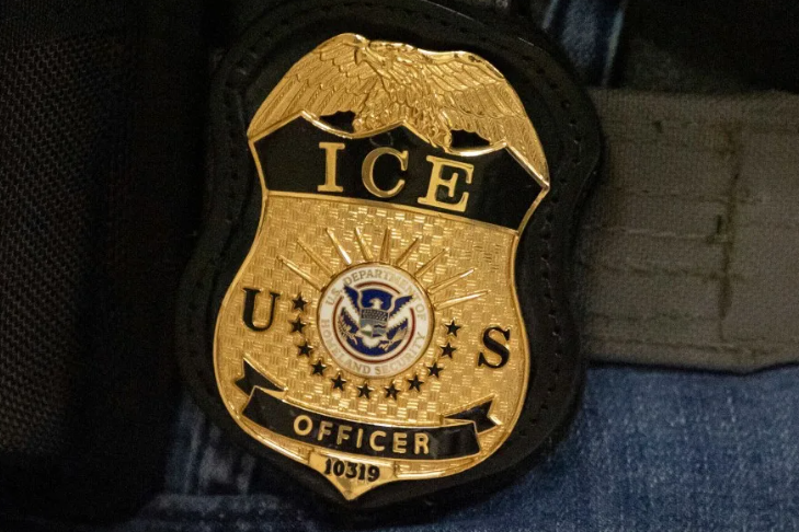 突发！ICE在纽约启动大规模执法，率先在皇后区展开搜捕，无合法身份者都是目标