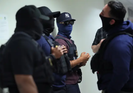 纽约州禁令遭封杀！联邦法官裁定：ICE探员有权戴面罩，州法律不得干涉