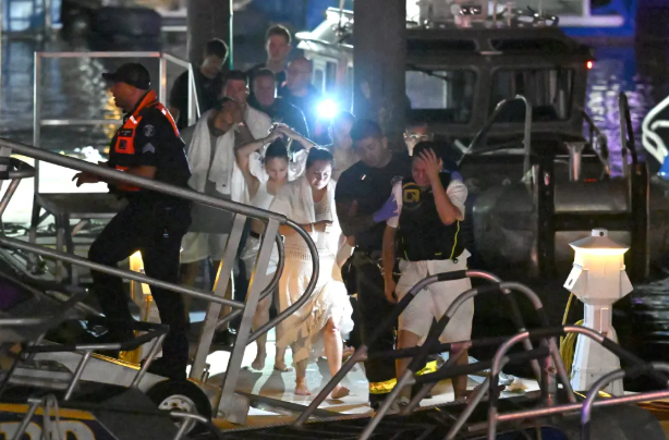 纽约夜间惨剧!超载船只在自由女神像附近沉没,造成一名婴儿及皇后区女子身亡,11人获救