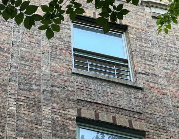 可怕!纽约5岁男童从4楼窗户坠落,仅穿纸尿裤,路人惊恐目睹