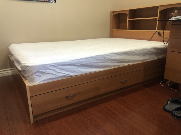 蒙市出普通双人床，full size，54x75寸，床架几乎全新，$120