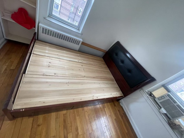 法拉盛自取有床铺🛏️9成新，因为去外州便宜出$200