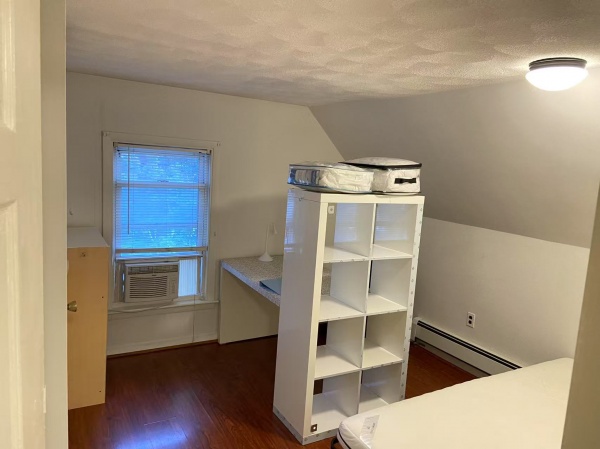 Malden 1b0.5b 带厕所的单间出租，屋子在三楼，带厕所和家具